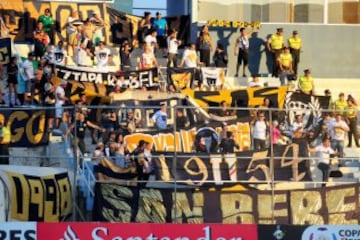 La afición universitaria hizo presencia en el estadio George Capwell, que no dejó de alentar conforme pasaban los minutos.