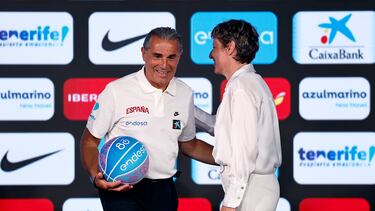 Sergio Scariolo y Elisa Aguilar en la presentación de la Selección española para el Eurobasket 2025.