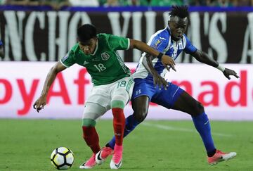 COP07. PHOENIX (ARIZONA, EE.UU.), 20/07/2017. El jugador mexicano Jesús Gallardo (i) disputa la pelota con el hondureño Henry Figueroa (d) durante el partido contra Honduras por la Copa de Oro de la Concacaf hoy, jueves 20 de julio de 2017, en la estadio de la Universidad de Phoenix, en Arizona (EE.UU.). EFE/José Méndez