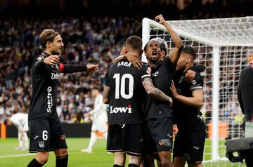 Dani Raba celebra el segundo tanto con sus compa?eros de equipo.