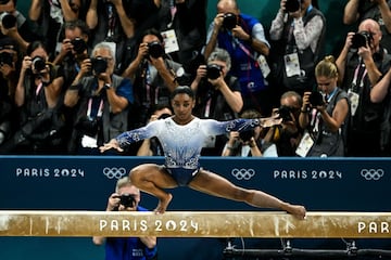 US' Simone Biles competes in the artistic gymnastics women's balance beam final during the Paris 2024 Olympic Games at the Bercy Arena in Paris, on August 5, 2024. (Photo by Lionel BONAVENTURE / AFP)