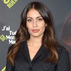 Hiba Abouk presume de barriga con un espectacular posado en la playa