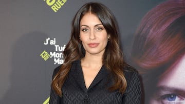 Hiba Abouk presume de barriga con un espectacular posado en la playa
