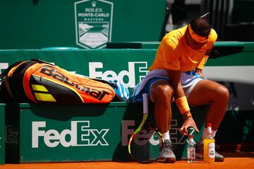 Rafael Nadal descansando después del primer set. 