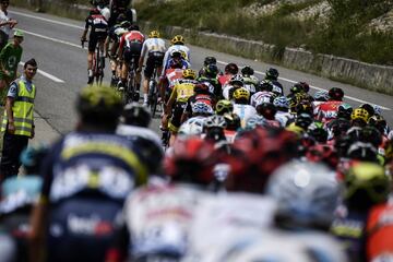 El paquete viaja durante los 222,5 km de la 19ª etapa del Tour de Francia 2017.