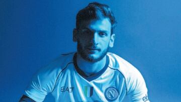 Kvaratskhelia posa para la c¨¢mara en una sesi¨®n fotogr¨¢fica con el N¨¢poles para promocionar la camiseta de esta temporada.