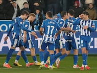 VITORIA, 25/01/2026.- Los jugadores del Alavés celebran el gol de Toni Martínez, segundo del equipo vasco, durante el partido de la jornada 21 de LaLiga que Deportivo Alavés y Real Betis disputan este domingo en Mendizorroza. EFE/ L. Rico