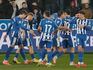 VITORIA, 25/01/2026.- Los jugadores del Alavés celebran el gol de Toni Martínez, segundo del equipo vasco, durante el partido de la jornada 21 de LaLiga que Deportivo Alavés y Real Betis disputan este domingo en Mendizorroza. EFE/ L. Rico