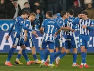 VITORIA, 25/01/2026.- Los jugadores del Alavés celebran el gol de Toni Martínez, segundo del equipo vasco, durante el partido de la jornada 21 de LaLiga que Deportivo Alavés y Real Betis disputan este domingo en Mendizorroza. EFE/ L. Rico