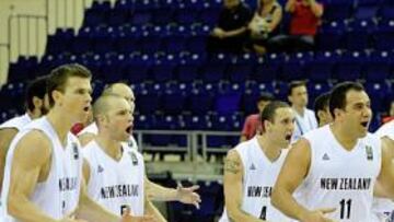 <b>TRADICIÓN. </b>Los Tall Blacks ponen en escena su habitual danza de guerra maorí, la Haka.