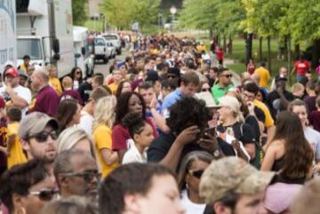 Larga espera para entrar en el estadio de la Universidad de Akron donde tuvo lugar la ceremonia de vuelta a casa a LeBron.