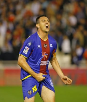 Ballesteros se agarra los genitales en el partido de Liga de Primera División Valencia - Levante (15/05/11).