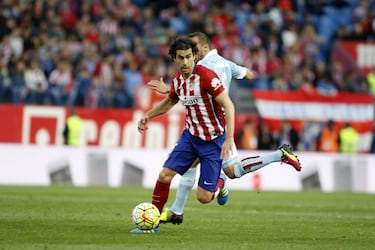 El equipo rojiblanco todavía busca un jugador de ese perfil, un centrocampista tapón, que se colocaba delante de la defensa y 'barría' el juego del centro del campo. Jugó de 2010 a 2017 en el Atlético (siete temporadas y media), con un total de 228 partidos y 19 goles. Ganó siete títulos: una Liga, una Copa, una Supercopa de España, dos Europa League y dos Supercopas de Europa. Llegó de la Juventus y se convirtió en uno de los fijos de Simeone. Poderoso en el juego aéreo. Una leyenda del Atleti.