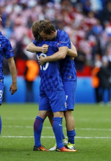 Rakitic y Modric se abrazan en un partido de la pasada Eurocopa de Francia. Ambos forman la medular de la selección croata de fútbol.