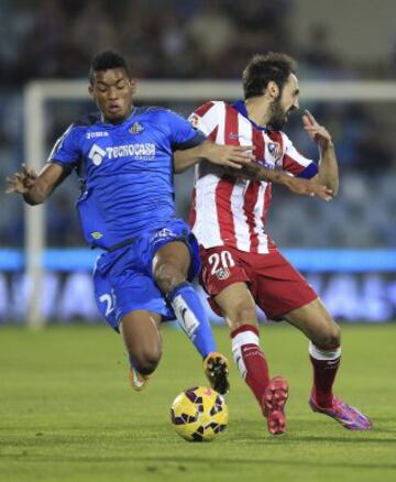 El defensa del Altético de Madrid Juanfran Torres (d) y el centrocampista colombiano del Getafe Fredy Hinestroza (i), luchan por el balón durante el partido de la novena jornada de liga de Primera División disputado esta tarde en el Coliseum Alfonso Pérez de Getafe.