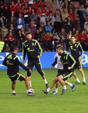 Pedro Rodríguez, Gerard Piqué e Isco.