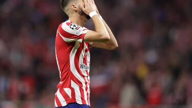 MADRID, SPAIN - OCTOBER 26: Yannick Carrasco of Atletico de Madrid reacts as he fail to score during the UEFA Champions League group B match between Atletico Madrid and Bayer 04 Leverkusen at Civitas Metropolitano Stadium on October 26, 2022 in Madrid, Spain. (Photo by Gonzalo Arroyo Moreno/Getty Images)