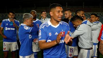 El jugador de Universidad de Chile Cristian Palacios, centro, celebra el triunfo contra Universidad Catolica tras el partido de vuelta de los cuartos de final de la Copa Chile disputado en el estadio El Teniente de Rancagua, Chile.