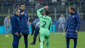 Giménez se prueba en el descanso del Inter-Atlético ante el Profe Ortega y sus ayudantes, para ver si puede seguir en el partido. No pudo.