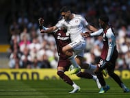 Soccer Football - Premier League - Fulham v Aston Villa - Craven Cottage, London, Britain - April 25, 2026 Fulham's Raul Jimenez in action with Aston Villa's Youri Tielemans and Lamare Bogarde REUTERS/Jaimi Joy EDITORIAL USE ONLY. NO USE WITH UNAUTHORIZED AUDIO, VIDEO, DATA, FIXTURE LISTS, CLUB/LEAGUE LOGOS OR 'LIVE' SERVICES. ONLINE IN-MATCH USE LIMITED TO 120 IMAGES, NO VIDEO EMULATION. NO USE IN BETTING, GAMES OR SINGLE CLUB/LEAGUE/PLAYER PUBLICATIONS. PLEASE CONTACT YOUR ACCOUNT REPRESENTATIVE FOR FURTHER DETAILS..