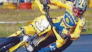<b>AL ATAQUE</B>. Max Biaggi también es un piloto rapidísimo cuando practica supermotard y esta imagen de archivo demuestra lo espectacular de su estilo.