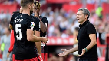 Athletic Bilbao's Spanish coach Ernesto Valverde (R) talks to Athletic Bilbao's Spanish defender Yeray Alvarez during the Spanish League football match between Sevilla FC and Athletic Club Bilbao at the Ramon Sanchez Pizjuan stadium in Seville on October 8, 2022. (Photo by CRISTINA QUICLER / AFP)