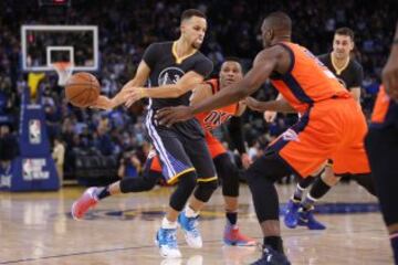 Stephen Curry pasa ante Serge Ibaka.