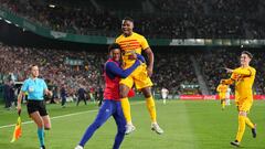 0-2. Ansu Fati celebra con Álex Balde el gol que anota en el minuto 55 de partido.