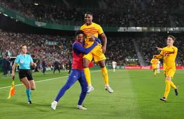 0-2. Ansu Fati celebra con Álex Balde el gol que anota en el minuto 55 de partido.