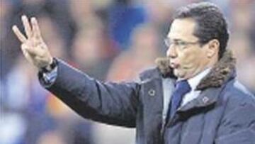 Luxemburgo da instrucciones desde el banquillo.