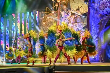 Varias personas actúan durante la gala de la Reina del Carnaval de Las Palmas de Gran Canaria 2024.
 El Carnaval de Las Palmas de Gran Canaria escoge a su Reina para este 2024, entre las trece candidatas que optan a serlo. 