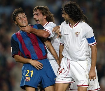 Desde el principio del partido entre el Barcelona y Sevilla de liga de 2003 se sucedieron los empujones y agarrones. En una jugada del encuentro Javi Navarro agarra por el cuello a Luis Enrique, en presencia de Pablo Alfaro.