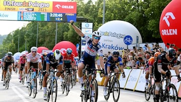 Tim Merlier celebra su triunfo en la 7? etapa del Tour de Polonia 2023.