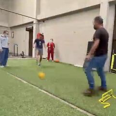 Egan Bernal patea balones al ritmo del viral 'Ankara Messi'