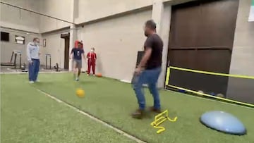 Egan Bernal patea balones al ritmo del viral 'Ankara Messi'