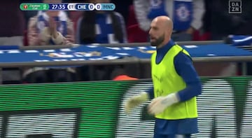 En el 迆ltimo minuto de la segunda parte de la pr車rroga de la Carabao Cup, Kepa Arrizabalaga, portero del Chelsea, se neg車 a abandonar el campo sustituido. El italiano Sarri hab赤a mandado a Willy Caballero saltar al campo por el portero espa?ol, pero Kepa se neg車 a ser cambiado. Incluso, el 芍rbitro habl車 con Kepa para que abandonara el c谷sped pero el espa?ol se neg車 en rotundo. El t谷cnico italiano hab赤a tomado la decisi車n de sacar al guardameta argentino por Kepa, despu谷s de que el exportero del Athletic se quejar芍 de problemas f赤sicos. El enfado de Sarri fue may迆sculo y amag車 con marcharse del banquillo hac赤a el vestuario. La autoridad del entrenador italiano, muy tocado por los malos resultados, queda en entredicho. Luego en la tanda de penalti el Chelsea perdi車 y Kepa s車lo pudo atajar el lanzamiento de San谷.