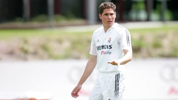 Comenz車 jugando en las categor赤as inferiores del Real Madrid. En 2006 realiz車 la pretemporada con el Real Madrid de Capello, posteriormente fue traspasado al Osasuna. No obstante, el Real Madrid hizo efectiva una opci車n de recompra el primer a?o, por lo que regres車 para la temporada 2008/09, pero el 21 de julio de 2009 fue traspasado al Benfica portugu谷s.