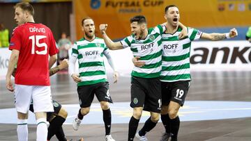 GRAF8463. ZARAGOZA, 29/01/2018.- El ala portugués, Pedro Cary (i), el defensa brasileño, Alex Merlim (c), y el pívot portugués, Fernando Cardinal (d), celebran un gol del Sporting de Portugal durante el primer partido de semifi