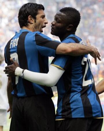Figo celebra junto a Muntari un gol conseguido por el ghanés al Atalanta.
