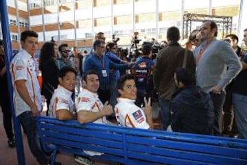 Los pilotos del equipo Repsol Honda de MotoGP, Marc Márquez y Dani Pedrosa, y los de trial, Toni Bou, Takahisa Fujinami y Jaime Busto, hicieron hoy las delicias de los alumnos del colegio sevillano St. Marys School.