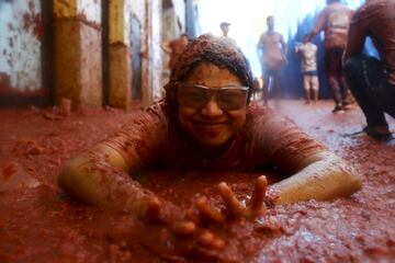 Buñol se tiñe de rojo con su tradicional 'Tomatina'