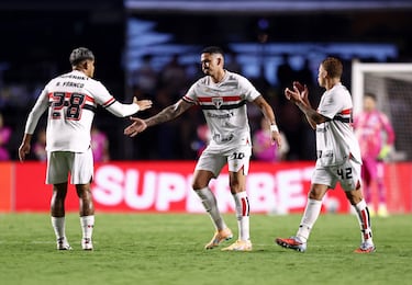 Crespo noquea a Filipe Luís