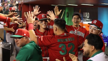 PHOENIX, ARIZONA - MARCH 12: Joey Meneses #32 of Team Mexico celebrates with teammates in the dugout after scoring a run against Team USA during the third inning of the World Baseball Classic Pool C game at Chase Field on March 12, 2023 in Phoenix, Arizona.   Christian Petersen/Getty Images/AFP (Photo by Christian Petersen / GETTY IMAGES NORTH AMERICA / Getty Images via AFP)
