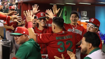 PHOENIX, ARIZONA - MARCH 12: Joey Meneses #32 of Team Mexico celebrates with teammates in the dugout after scoring a run against Team USA during the third inning of the World Baseball Classic Pool C game at Chase Field on March 12, 2023 in Phoenix, Arizona.   Christian Petersen/Getty Images/AFP (Photo by Christian Petersen / GETTY IMAGES NORTH AMERICA / Getty Images via AFP)