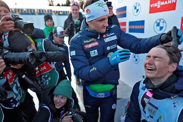 Un compa?ero de equipo afeita la cabeza del francs Eric Perrot (R), despues de que este ganara el oro en la prueba individual masculina de 20 km del Campeonato Mundial de Biatln IBU de Lenzerheide (Suiza). A buen seguro que la satisfaccin por conseguir el preciado metal le compensa a Perrot sufrir un cambio tan radical en su aspecto fsico.