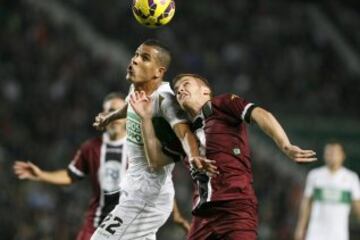 El delantero brasileño del Elche Jonathas de Jesus (i) lucha un balón con el defensa uruguayo del Córdoba Adrián Gunino (d), durante el partido de la duodécima jornada de liga de Primera División disputado esta tarde en el estadio Martínez Valero. 