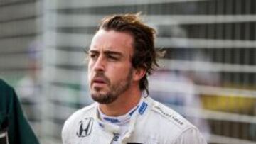 Fernando Alonso justo después de sailr de su McLaren accidentado.