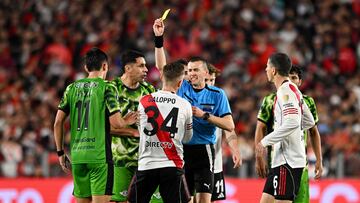 Soccer Football - Copa Libertadores - Round of 16 - Second Leg - River Plate v Libertad - Estadio Mas Monumental, Buenos Aires, Argentina - August 21, 2025 River Plate's Giuliano Galoppo is shown a yellow card by referee Andres Matonte REUTERS/Rodrigo Valle
