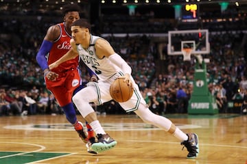 Jayson Tatum y Robert Covington. 