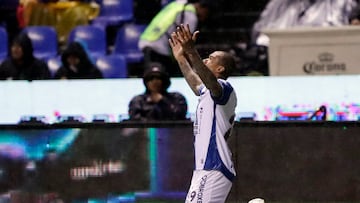 MEX8853. PUEBLA (MÉXICO), 04/04/2026.- Robert Nunes del Pachuca celebra un gol este sábado, durante un partido entre Cruz Azul y Pachuca en el estadio Cuauhtémoc en Puebla (México). EFE/Hilda Ríos